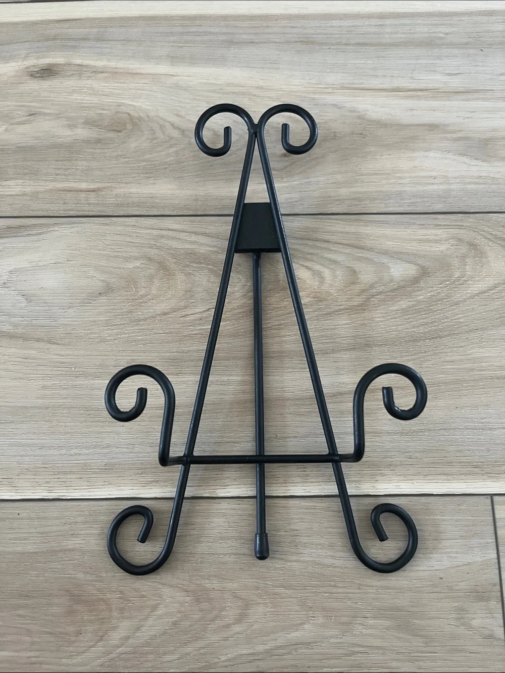 Decorative Black Metal Scroll Display Easel for Wall Art